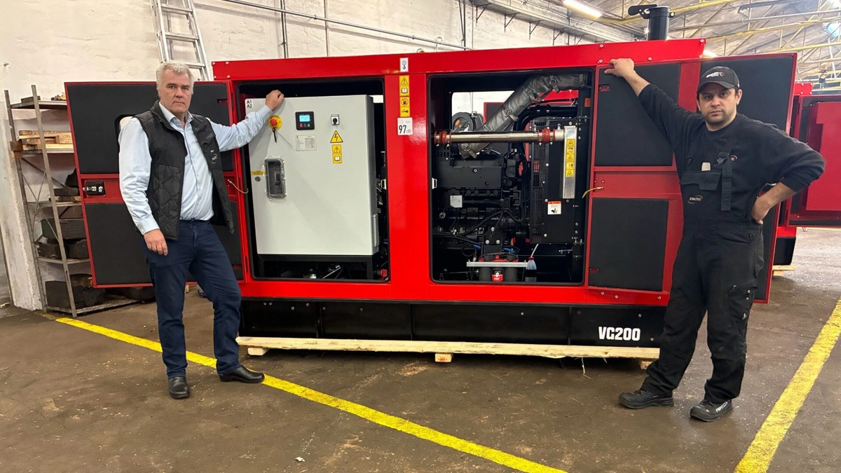 Teamet hos Valtec får mange henvendelser vedr. nødstrømsgeneratorer fra Agco. Her er det til venstre sælger Christian Nydam Jensen og til højre servicetekniker Iulian Scripcariu  ved to anlæg, der er klar til levering. Foto: Valtec