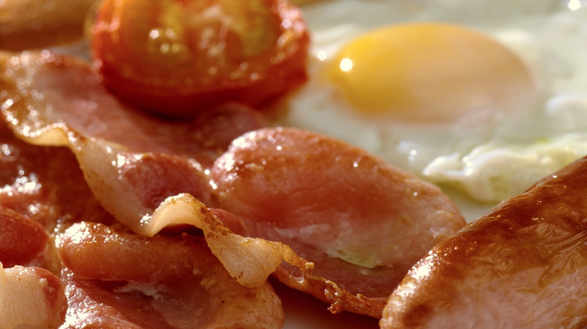 En stor del af baconen i danske supermarkeder er i dag forarbejdet i udlandet – ofte af dansk grisekød, der har været sendt ud af landet til videre forædling. Foto: Colourbox