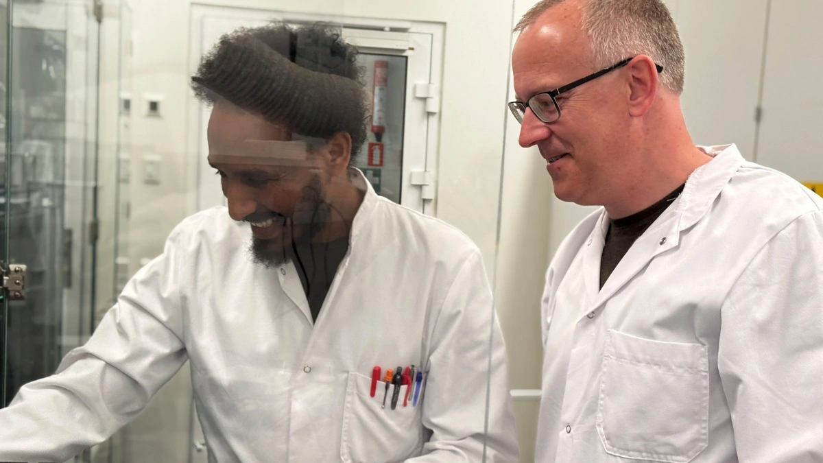 Belay Tilahun Tadesse (tv) og Christian Solem i laboratoriet på DTU Fødevareinstituttet. Foto: Lene Hundborg Koss 