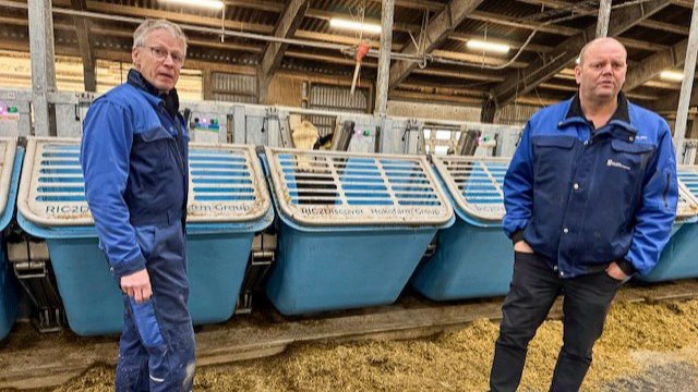 Driftsleder Allan Mikkelsen (t.h.) og tekniker Mogens Olesen (t.v.) spiller en central rolle i at få kvægforsøgene til at fungere i praksis på Dansk Kvægforskningscenter, hvor drift, teknik og forskning skal gå op i en højere enhed.
