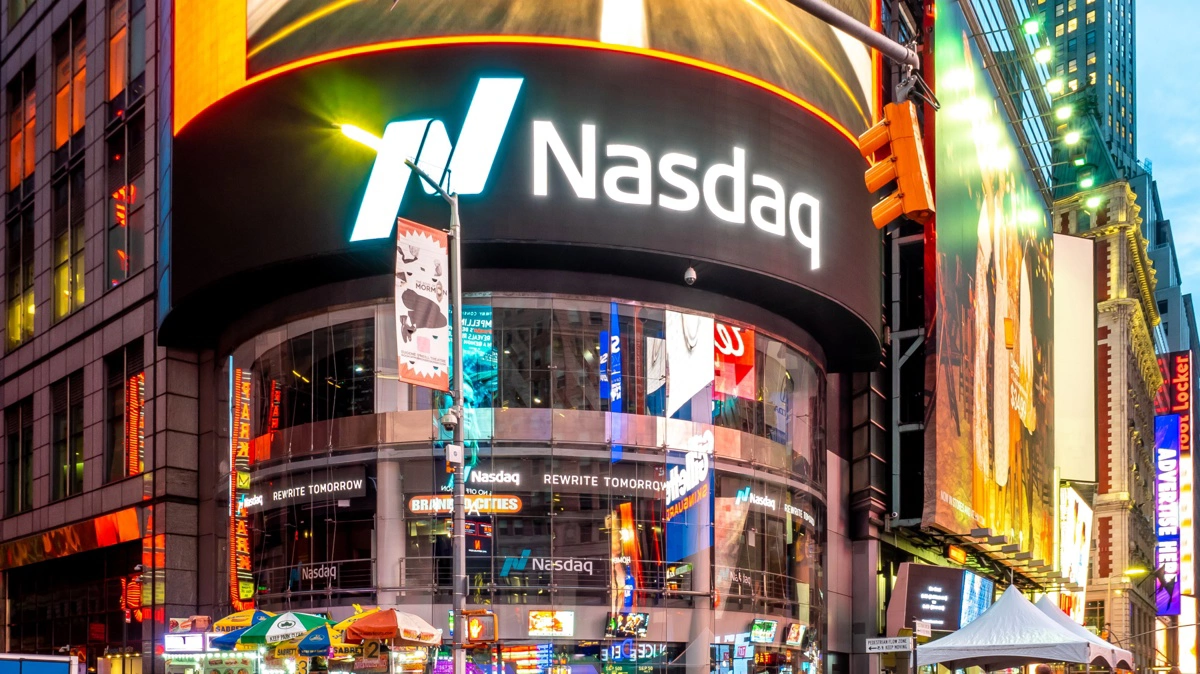 Nasdaq-børsens MarketSite i New York. Historisk har længere stigningsstimer i Nasdaq 100 ofte været fulgt af yderligere fremgang – men med betydelige udsving undervejs. Foto: Ajay Suresh / Wikimedia Commons (CC BY-SA 2.0)