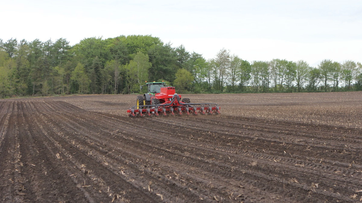 Foråret er markarbejde. Foto: Kasper Stougård