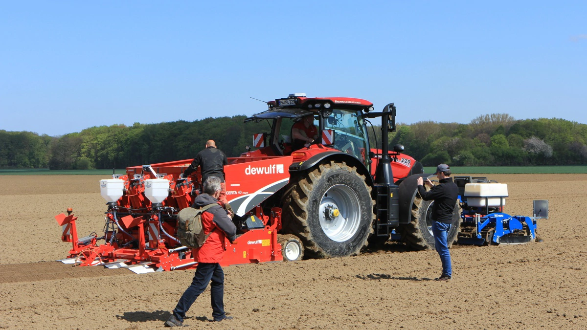 Tirsdag blev en god del af grundlaget for dette års PotatoEurope-udstilling lagt, da kartoflerne på demonstrationsarealet kom i jorden. Fotos: Kasper Stougård 