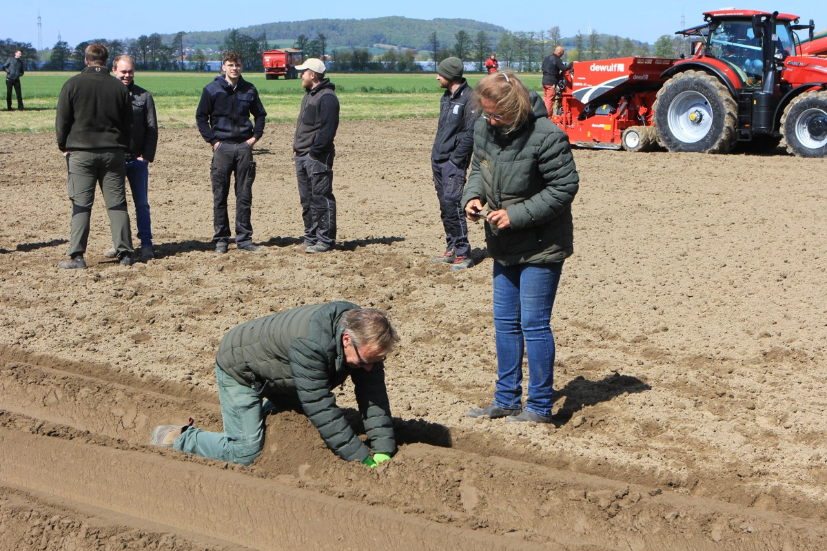 Friedrich Henkels, adm. direktør for Agrarpartner Limberg, der lægger jord til arrangementet kontrollerer AVR-læggerens arbejde. 