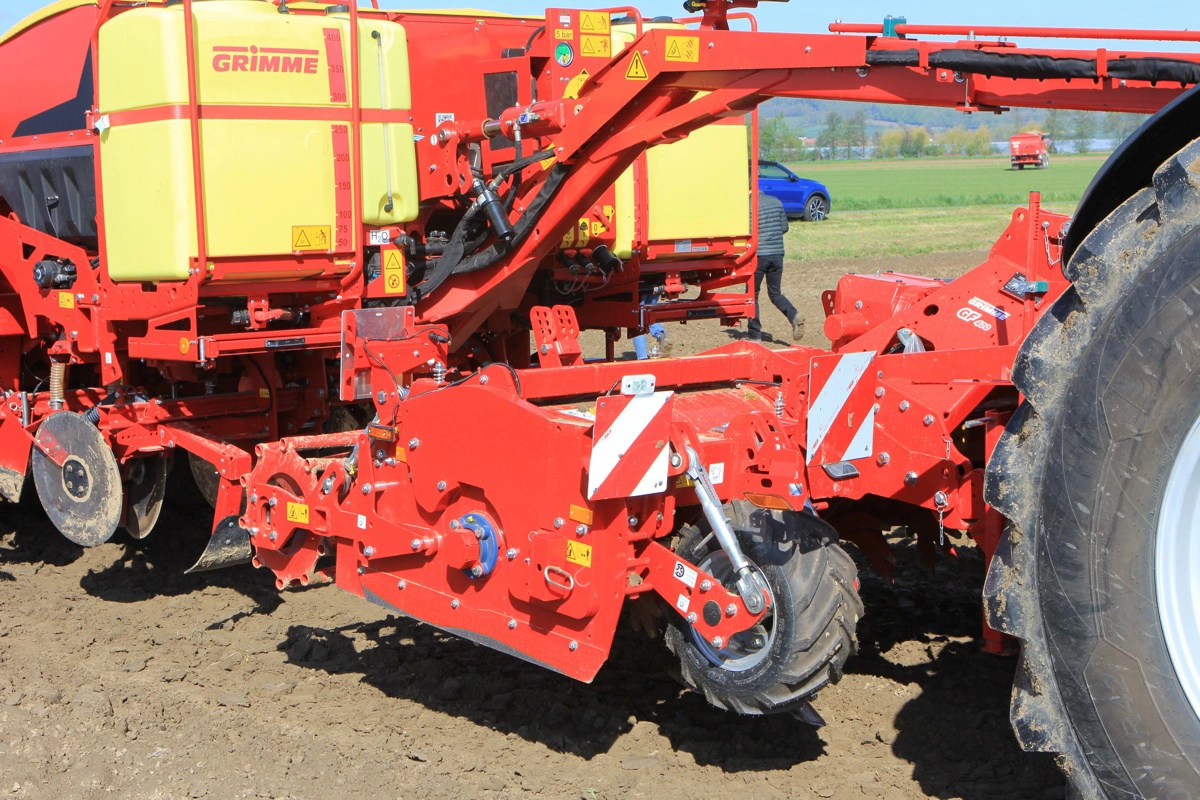 Alle tre kartoffellæggere, som var repræsenteret i marken tirsdag, kørte med fræser som forredskab på den relativt lerholdige jord. 