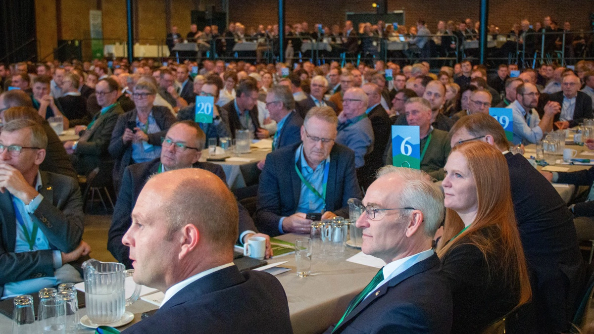 Den konservative Per Larsen (forrest nr. 2 fra venstre) frygter, at reguleringen af landbruget i stigende grad påvirkes af politisk pres. Arkivfoto: Morten Ipsen