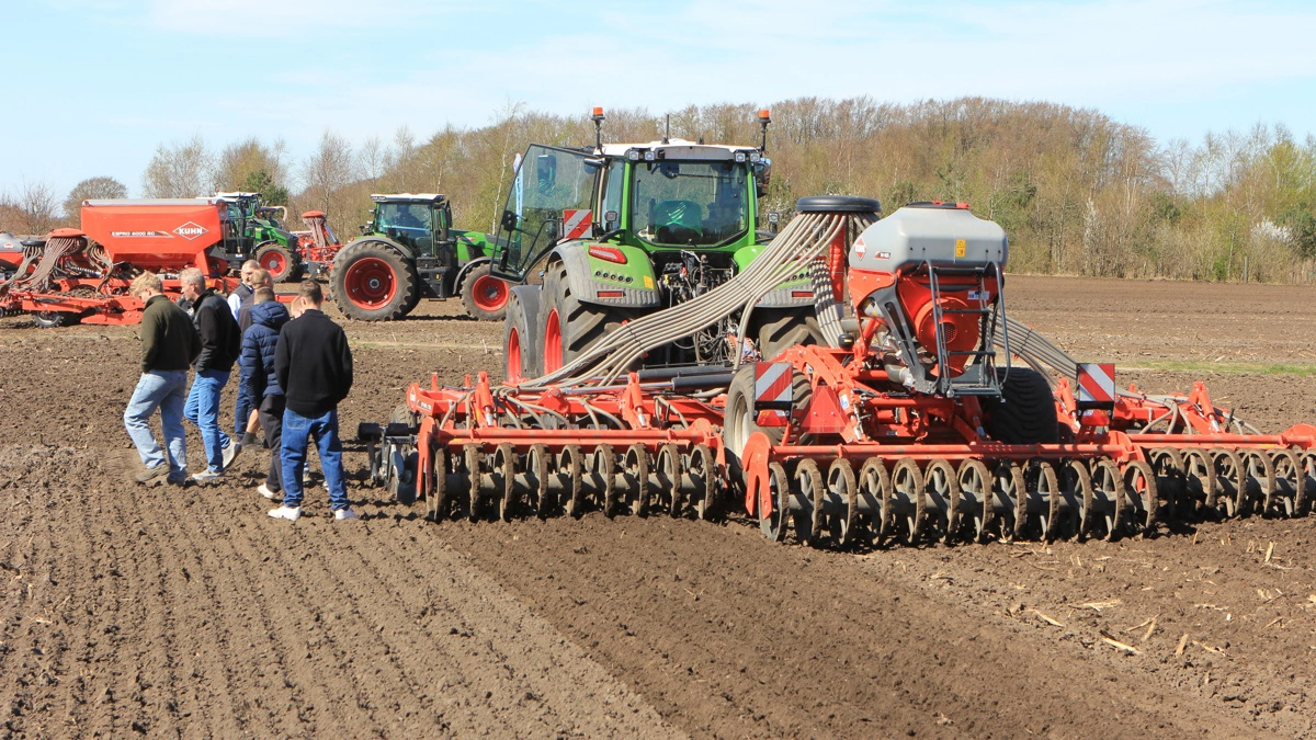 Når vejret til maskindemonstrationer er rigtig godt, har kunderne også mange andre steder, de skal være. Men TBS Maskinpower er indtil nu godt tilfredse med fremmødet. 