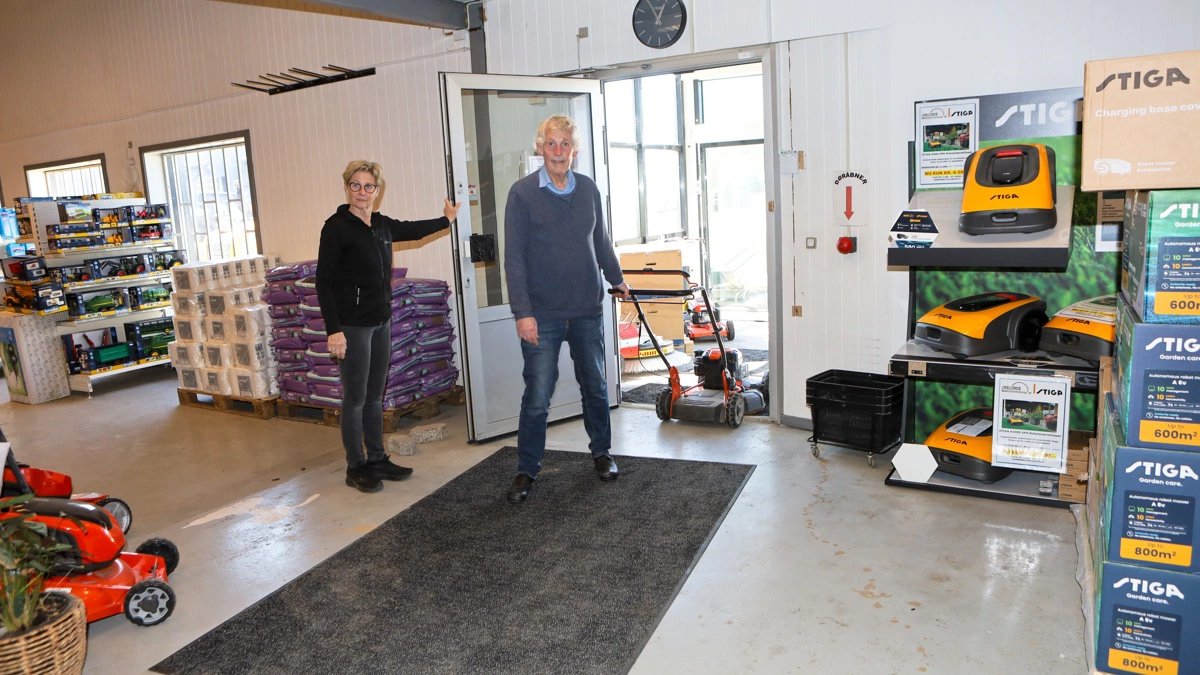 I gennemsnit har butikken besøg af omkring 300 professionelle kunder og heraf en mindre del private. Det er butikschef Marianne Gradischnig, som holder døren.