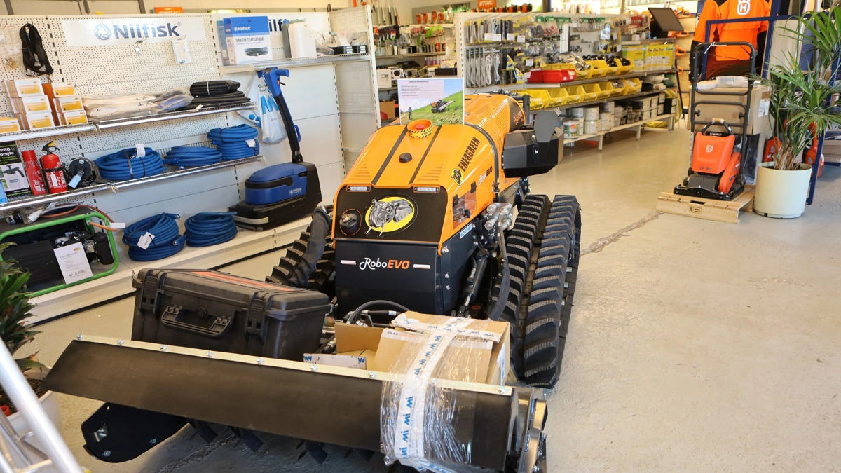 Jørlunde Maskinforretning har et stort udvalg i butikken til den grønne sektor. Lige fra værktøj og motorsave til store selvkørende klippere, som denne Energreen RoboEvo.