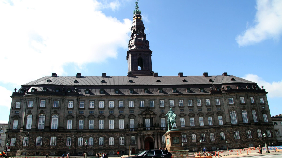 På Christiansborg efterlyser flere politikere klarere regler for dyrevelfærd, efter kritik af, at lovgivningen i dag er svær at håndhæve. Arkivfoto: Colourbox