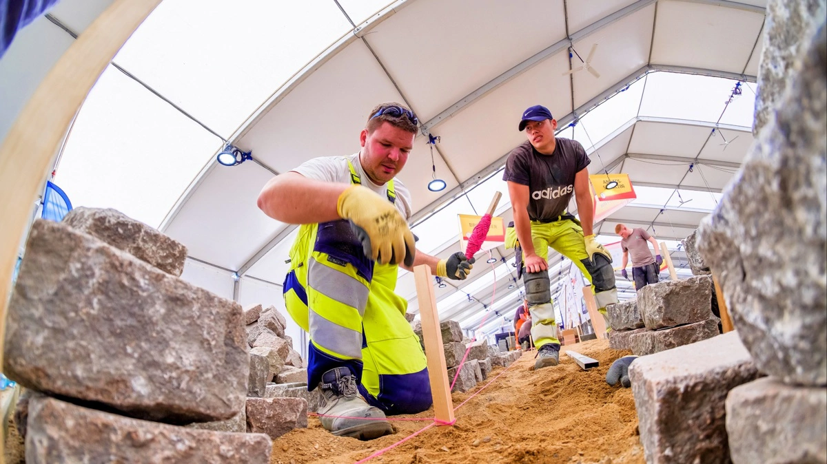 48 andre uddannelser konkurrerer i Hjørring i disse dage. Her ses brolæggerne i aktion. Arkivfoto: Per Daugaard