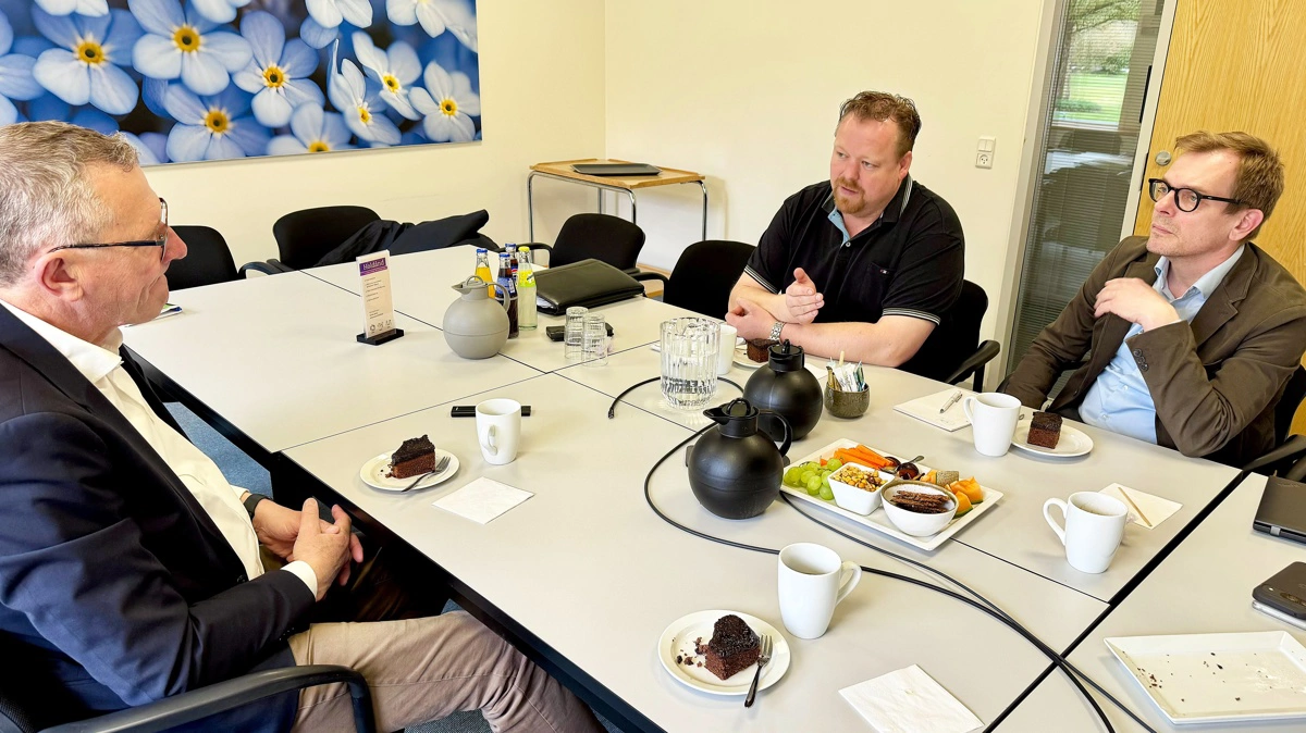 Der blev gjort interessante tanker om fremtiden for landbruget, da Moderaternes Henrik Frandsen (tv) var på besøg hos Spiras, hvor han  mødtes med formand Poul Christensen og politisk direktør Nikolaj Schulz. Foto: Spiras