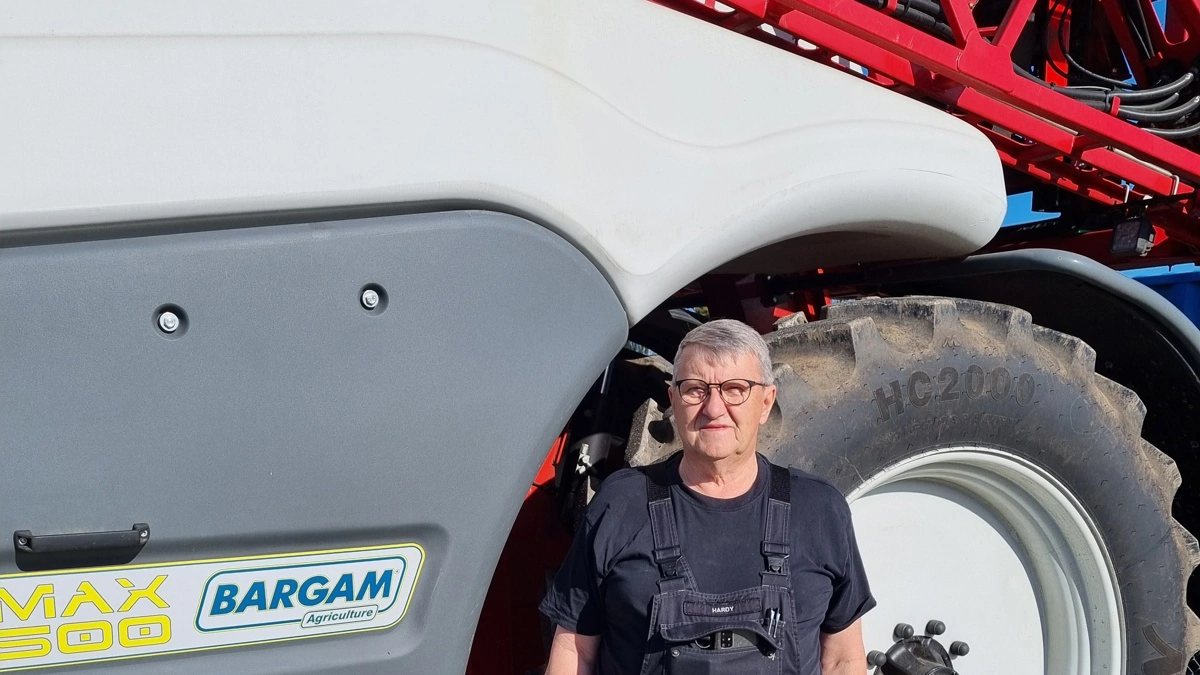 50 år i samme virksomhed: Hardy Pedersen foran en af de sprøjter, han gennem årtier har arbejdet med hos Brdr. Toft.