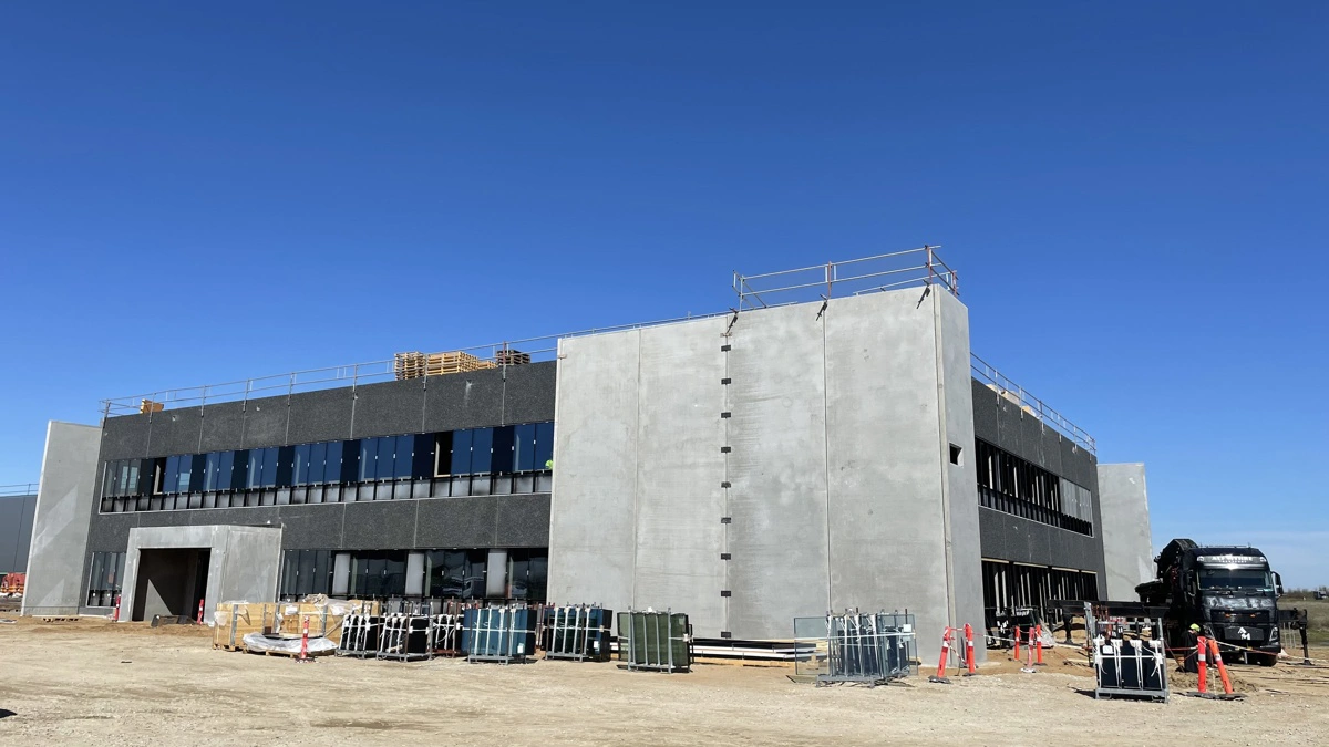 Arbejdet med det nye distributionscenter i Vejle forventer Kramp står færdigt i 2027. Fotos: Kramp