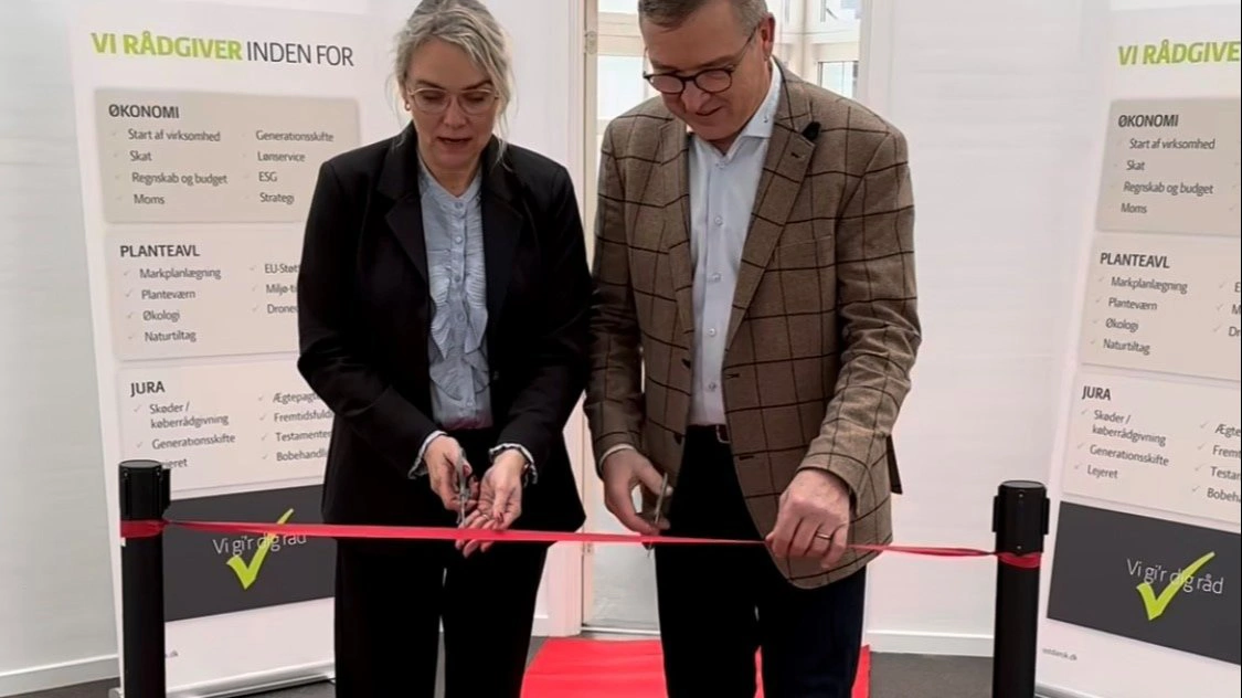 Mette Engel og Henrik Nordgaard Hansen, henholdsvis direktør og formand i Østdansk Landboforening, stod for den officielle indvielse, da Østdansk Landboforening i begyndelsen af 2024 åbnede en afdeling i Hagested i Nordvestsjælland. Nu udvider virksomheden igen - med en afdeling på Bornholm. Foto: Østdansk Landboforening