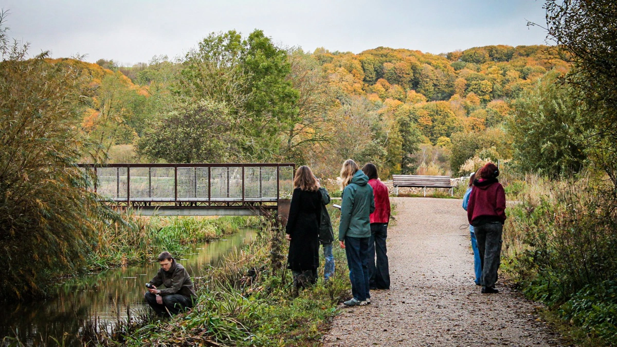 Gymnasieelever arbejder med naturen gennem feltarbejde og sanselige øvelser som led i nyt undervisningsmateriale, der skal styrke forståelsen af klima og biodiversitet. Foto: Concito