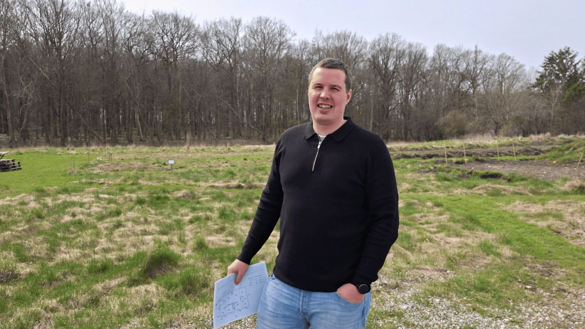 Energikonsulent Simon Glejbøl fra Agrovi peger på et stort potentiale for energibesparelser – særligt i ældre boliger, hvor selv mindre tiltag kan reducere både varmeregning og klimaaftryk. Foto: Agrovi 