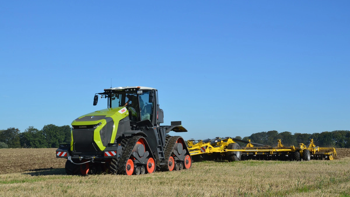 Claas Xerion 12 traktorserien er blevet opdateret til 2026-sæsonen med ny drivlinjestyring, forbedret Terra-Trac-undervogn og mere automatisering. Arkivfoto: Camilla Bønløkke