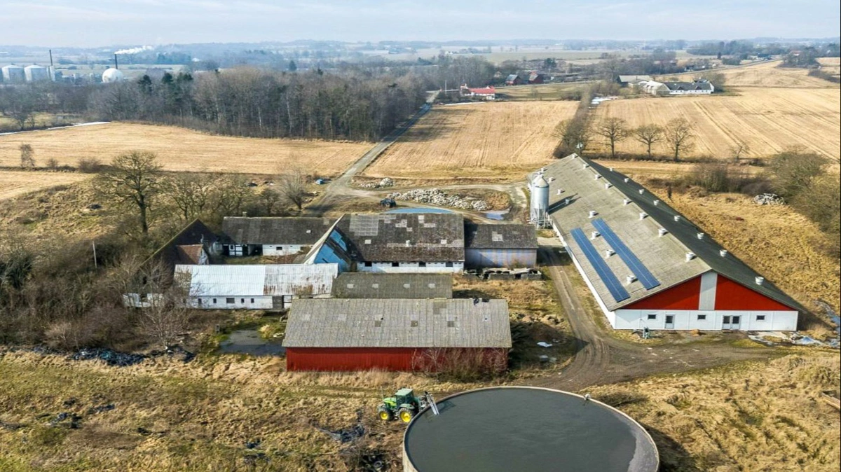 De tre landbrug er til sammen sat til salg for 109,1 millioner kroner. Her er det den mindste af bedrifterne, Myrebygaard ved Vestermarie med et areal på cirka 89 hektar, der enkeltvis koster 20,2 mio. kr.
