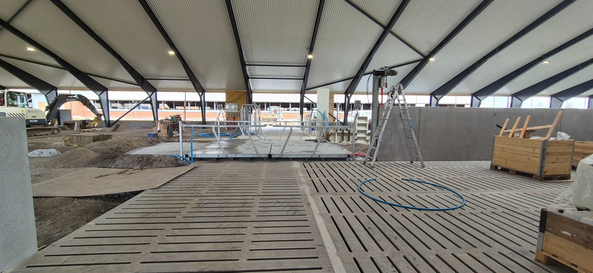 Halvdelen af den nye stald er færdig inden længe, så de godt 700 malkekøer kan gå over i den nye stald til de 18 malkerobotter. Køerne skal malkes tre gange i døgnet.