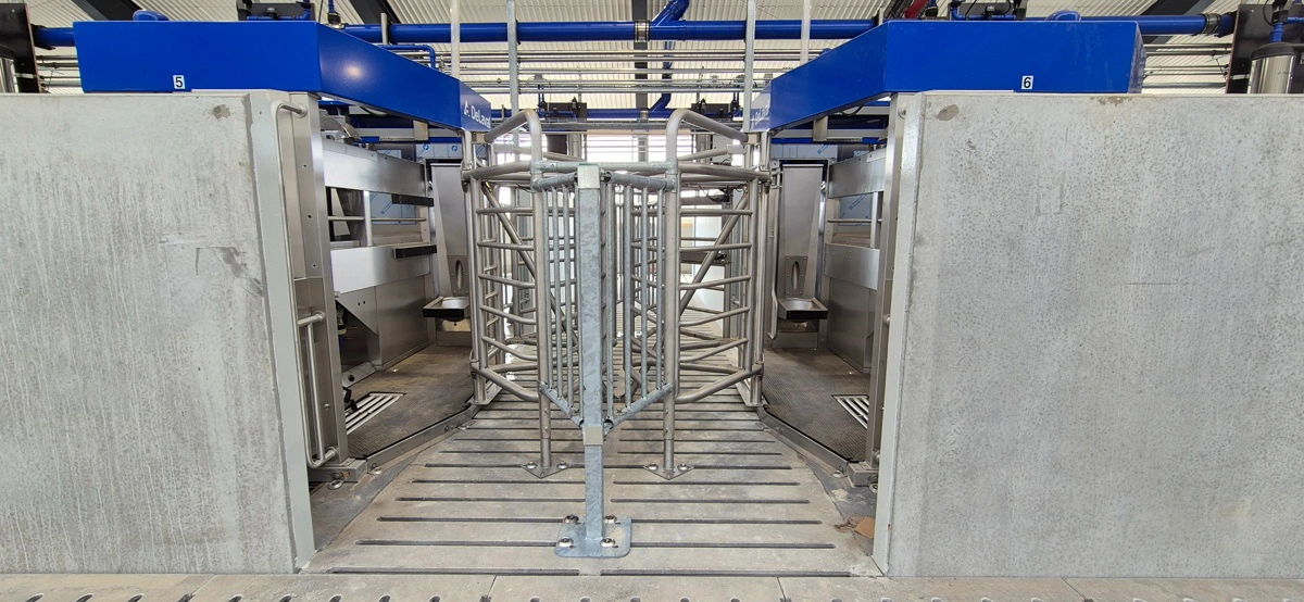 De 18 malkerobotter står sammen to og to. Der er én returgang og én separationsafdeling.