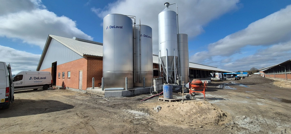 Den 5.500 kvadratmeter store, isolerede stald på Fladhøjgaard begynder at tage form.