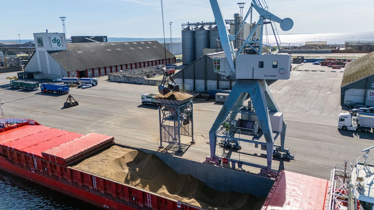 Foruden at være landets største erhvervshavn er Aarhus Havn også Danmarks største offentlige fastbulk-havn, hvor korn og foderstoffer samt vegetabilske og mineralske olieprodukter og biobrændsler håndteres. Foto: Aarhus Havn