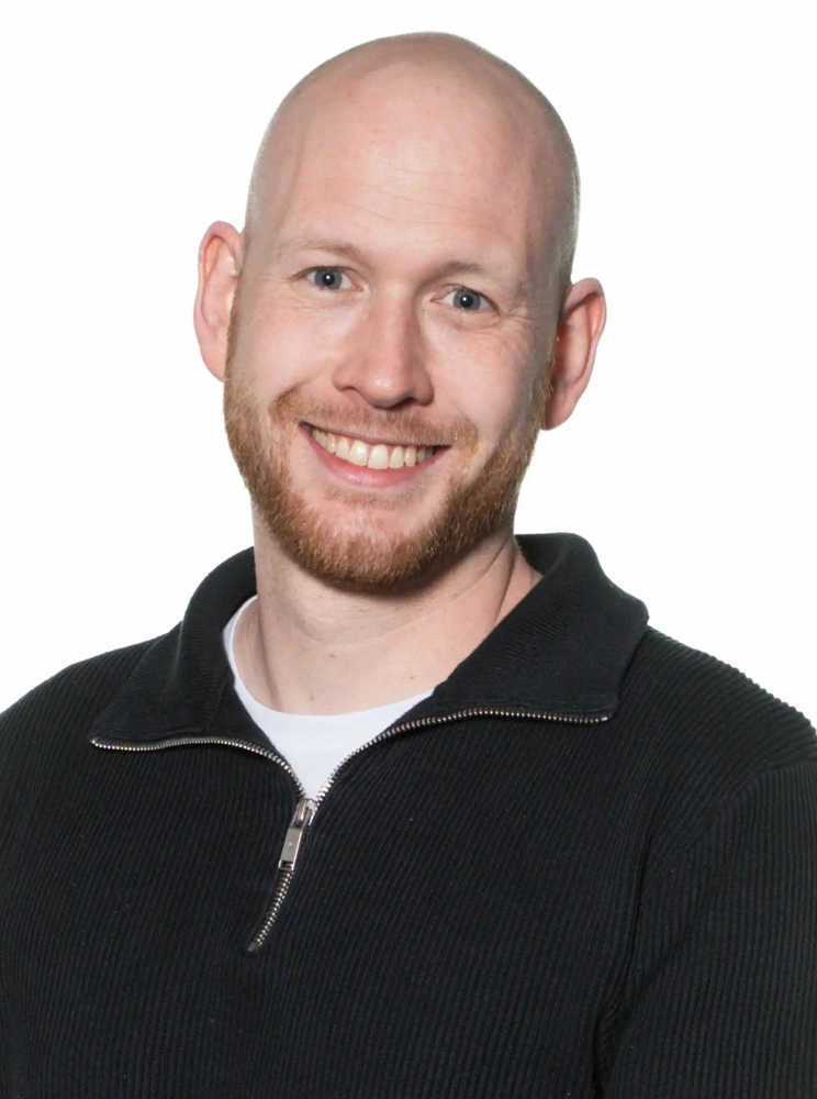 Aleksander Myrhøj fra SF afviste kritikken af solcellers udseende og kaldte dem et symbol på grøn omstilling. Foto: Norddjurs Kommune