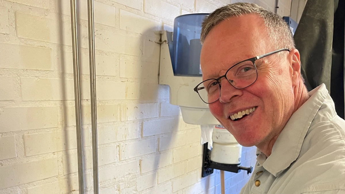 Kjetil Johansen er besætningsdyrlæge hos Sidsel Christensen og Rolf Hansen, Skærumhede. Ifølge dyrlægen er det en besætning med stærke daglige rutiner, og hvor egenfravænningen ligger tæt på 14 grise pr. kuld.
