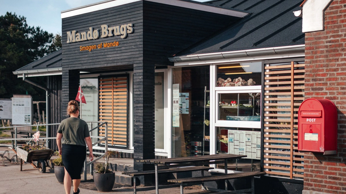 Mandø Brugs er Danmarks mindste medlemsejede brugs og driver både butik, campingplads og prøvebolig, som bidrager til nye fastboende på øen. Foto: Landdistrikternes Fællesråd