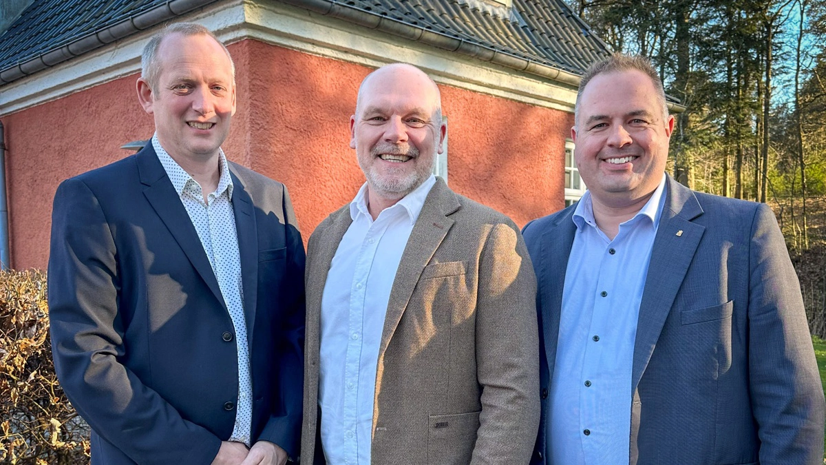 Smilene er store efter annonceringen af, at Vestjysk kommer ind under fanerne hos Sagro. Her er det fra venstre – bestyrelsesformand i Vestjysk, Jacob Spangsberg, administrerende direktør i Sagro, Torben Jensen og bestyrelsesformand i Sagro, H.C. Gæmelke. Foto: Sagro