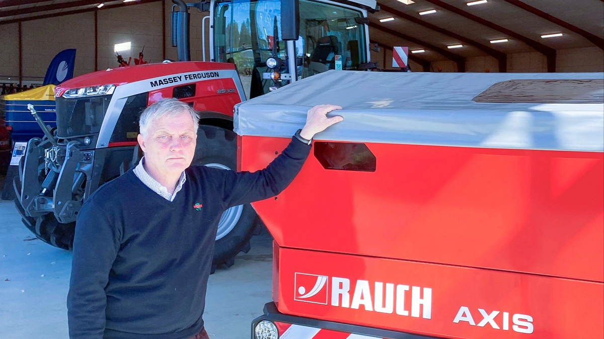 - Heldigvis har vi i forretningen Rauch-sprederne fra MI som et oplagt alternativ, understreger direktøren for Heden Maskinforretning, Lars S. Kristiansen, efter det pludselige ophør af Bogballe-forhandlingen. Foto: Heden Maskinforretning  