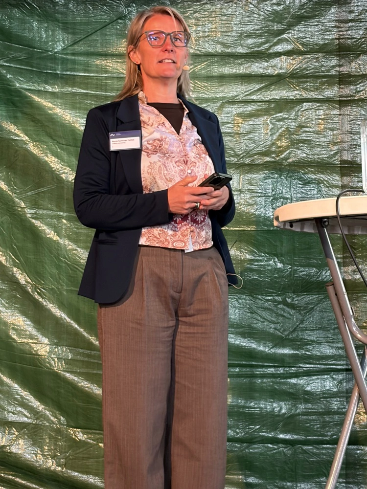 Maria Sommer Holtze, direktør Centerenheden for DCA og DCE, Aarhus Universitet fremhævede, at projektet er et vigtigt led i universitetets fortsatte evne til at levere forskningsbaseret rådgivning til styrelser og ministerier.