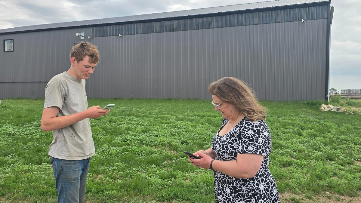 Anita Warriner fra Travel to Farm tjekker med Simon Bjerregaard, at alt er ok i hans job.
