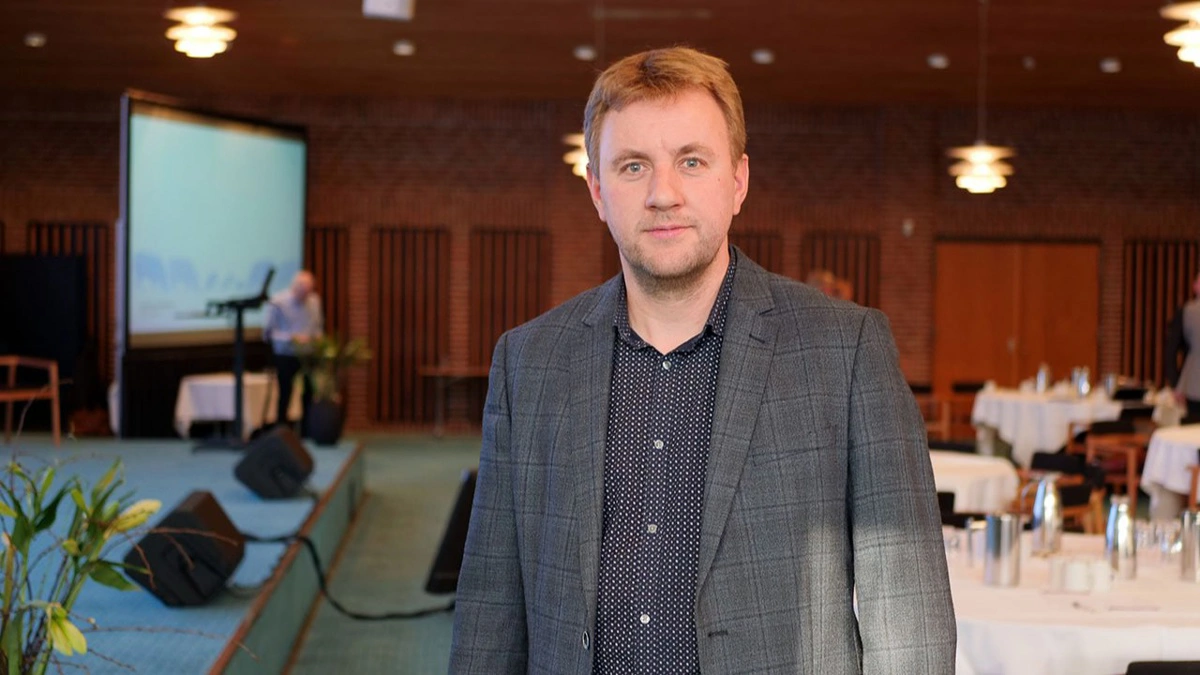 Griseproducent Martin Boe Madsen fra Sydfyn er glad for, at det med en moderne faresti er muligt at vise et bredt publikum, hvordan der faktisk ser ud i en moderne farestald. Arkivfoto: Seges Innovation