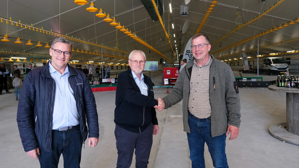 Flere aktører var samlet til åbent hus. Landskonsulent Palle Vinstrup fra Spiras (i midten), bygherre Ole Moesgaard Andersen (th.) samt Keld Axelsen fra Protectos, der har leveret til projektet. 