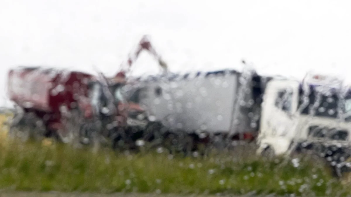 De seneste dages bygevejr satte fredag sit præg på høstarbejdet landet over. Først i dag, lørdag, ventes det, at mejetærskerne igen kan genoptage arbejdet i stor stil. 