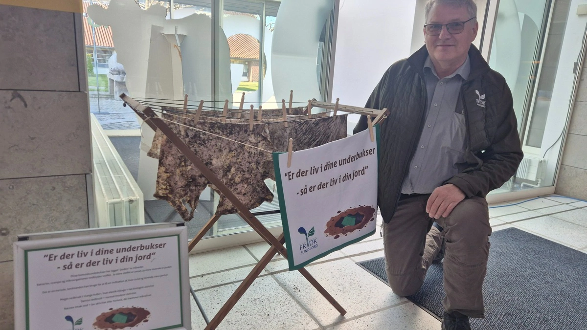 FRDK udstiller underbukser på Roskilde Dyrskue. Her ses FRDK- medlem Knud Bay Smidt ved underbukser, der har været gravet ned i hans jord ved et arrangement i Aarhus for nylig. Foto: FRDK