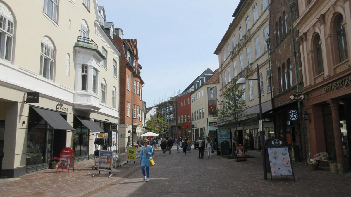 Agrovi udvider rådgivning til byvirksomheder på Sjælland med fokus på lokal, helhedsorienteret økonomistyring. Her ses Slotsgade i Hillerød. Foto: Agrovi