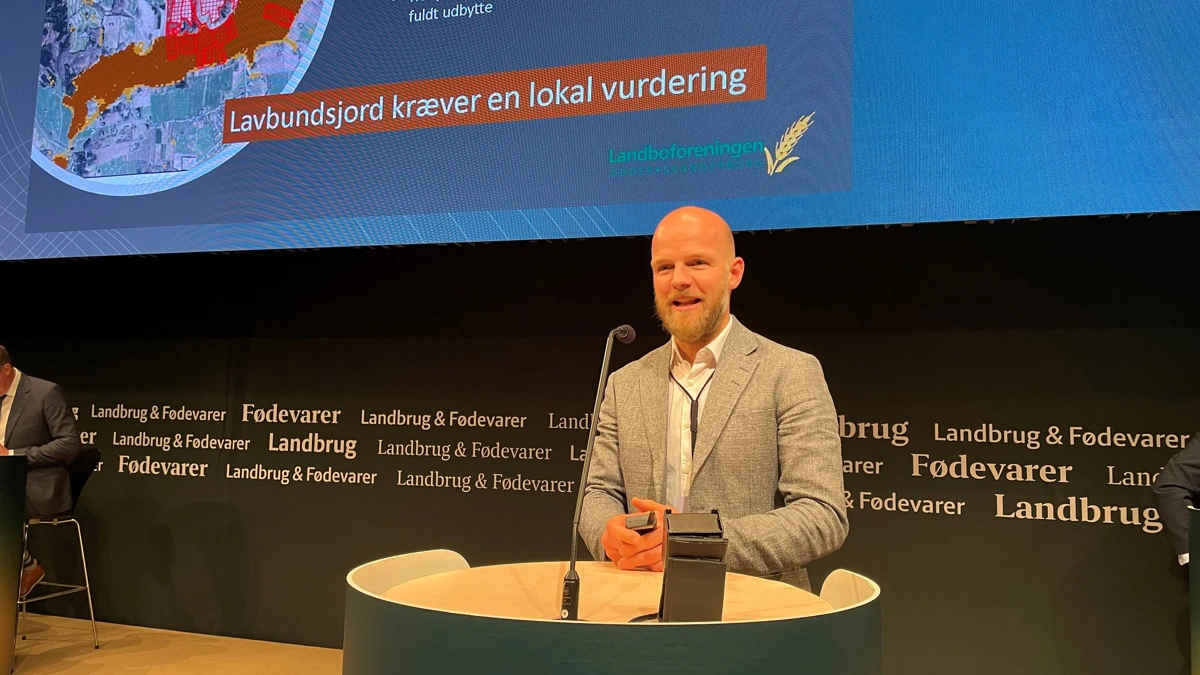 - Man kan måske kalde det en perfekt – eller en uperfekt – storm omkring det her lige nu, fordi tingene står i stampe rent landspolitisk, og der mangler klart nogle ordrer nedad i systemet i forhold til at få effektiviseret nogle ting, så de kan køre igennem, siger Claus Fenger, landmand og medlem af treparten for Horsens Fjord. Arkivfoto