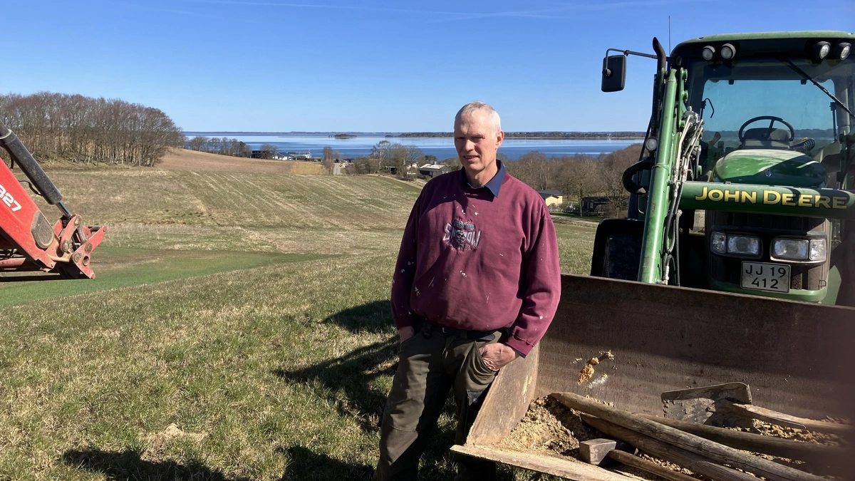Landmand Jesper Thomsen driver en mælkebedrift med 200 køer i Lyby uden for Skive. Han har for nyligt fået en gennemgang af smittebeskyttelse af Fjordlands rådgivere. Fotos: Fjordland