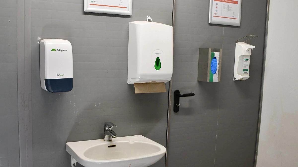 Når de seks stalde nævnes som identiske – så gælder det alt lige fra placeringen af fodersiloen, ventilationsstyringen, oliefyret, lyskontakter og dispenseren til håndsæbe og håndsprit.