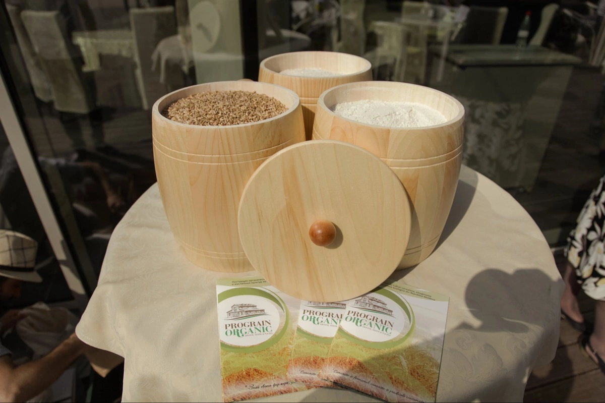 Prograin Organic producerer økologisk korn, oliefrø, bælgfrugter, mel, biofrø og snart solsikkeolie.