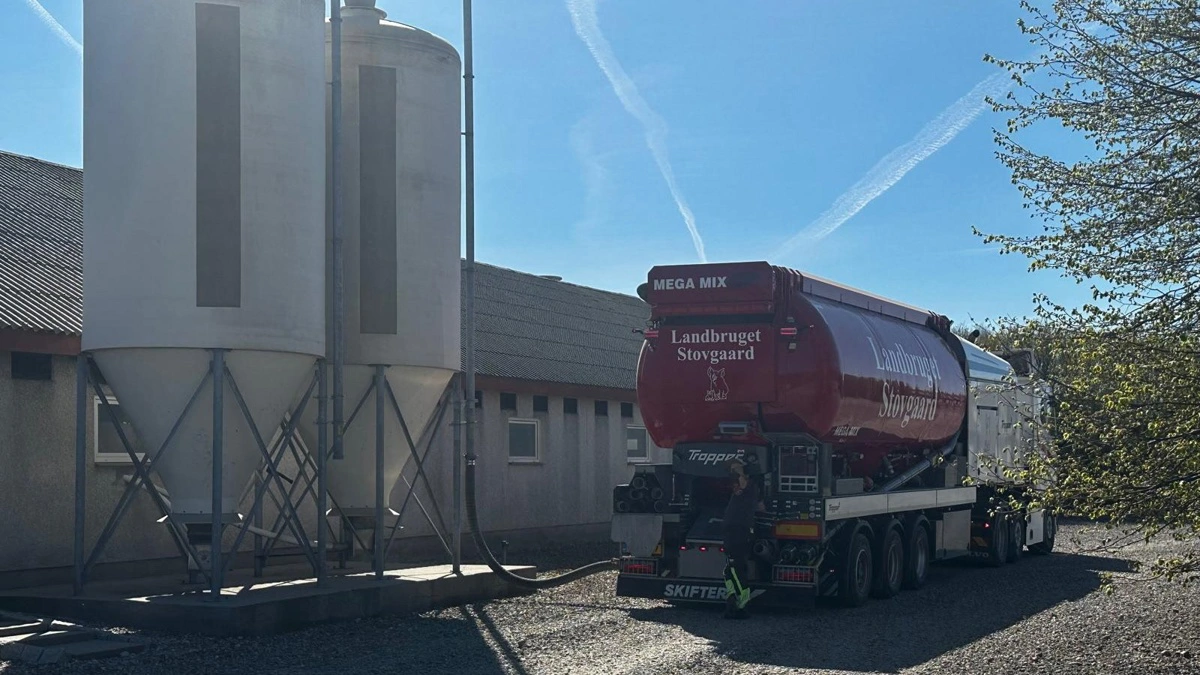Foderet, der anvendes til de 15 af klima- og slagtegrisestaldene, blander man selv hos Landbruget Skovgaard. Det bliver til 450 ton om ugen. Foto: Landbruget Stovgaard