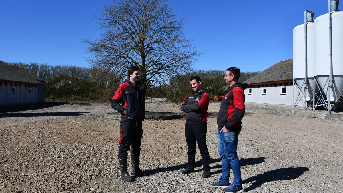 Driftsleder Jan Bohn (th), fodermester Cleofas Fernando og praktikant Vinicius Boff (tv).