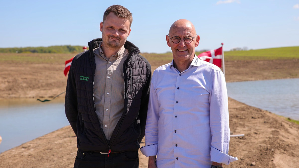 Indvielsen begyndte med en velkomsttale ved skolens forstander Bjarne Ebbesen (th.).
Herefter holdt Anders Sørensen, formand for Sønderjysk Familielandbrug, tale. Fotos: Gråsten Landbrugsskole