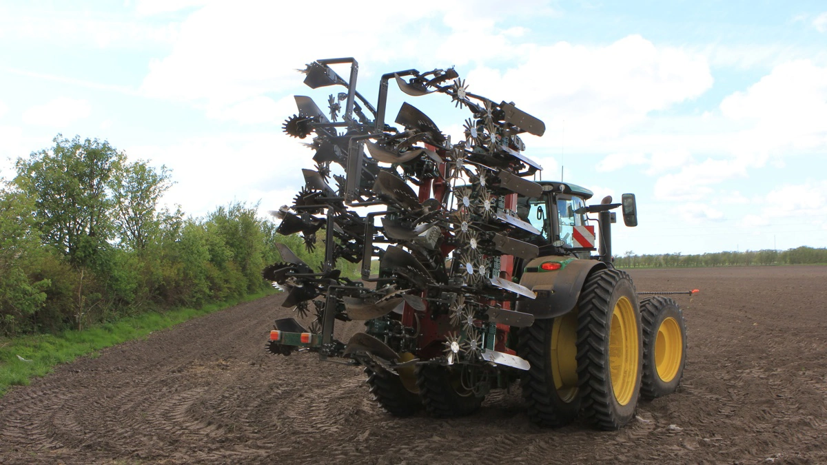 Kartoffelrenseren fra MSR Plant Technology blev oprindelig konfigureret som en relativt simpel maskine, men siden er den opgraderet, så blandt andet flytning mellem marker går langt hurtigere. 