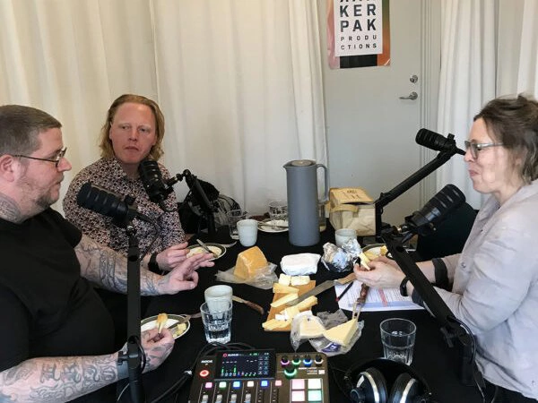 Billeder fra optagelserne af syvende afsnit af podcasten, der handler om betydningen af ostens temperatur. 