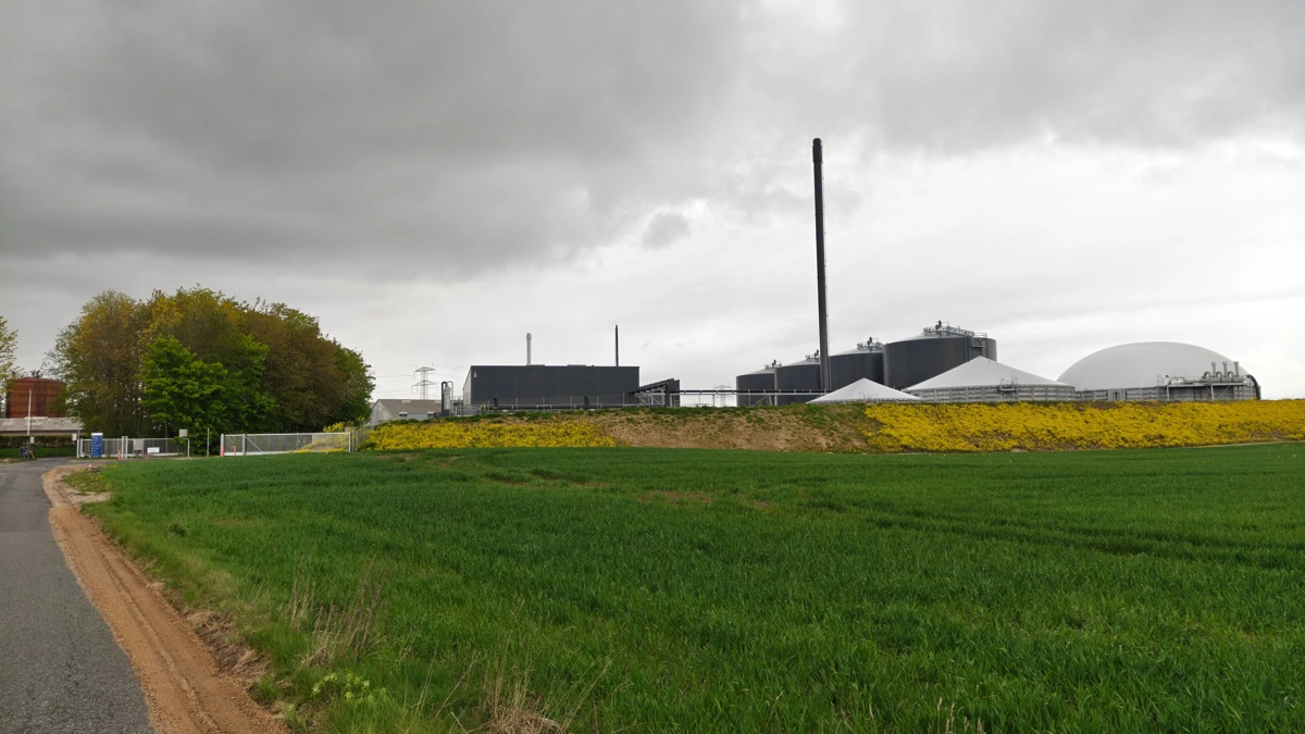 Det nye anlæg, der toner frem til højre i billedet, er etableret på samme grund som det oprindelige Aarhus Biogas, men på grund af den øgede kapacitet fylder det lidt mere i landskabet. Foto: Henning K. Andersen