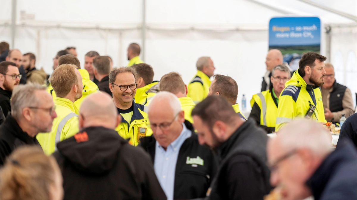 Teltet ved indvielsen var fyldt af gæster, der fik sig en snak med nogle af medarbejderne ved Shells biogasanlæg uden for Aarhus. Foto: Shell Biogas